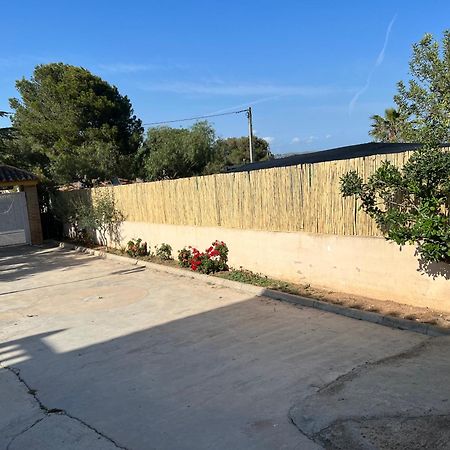 Encantador Y Acogedor Alojamiento Con Piscina Monserrat Bagian luar foto