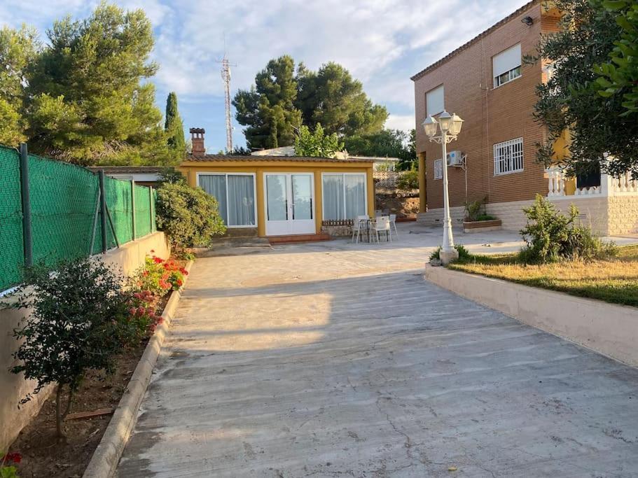 Encantador Y Acogedor Alojamiento Con Piscina Monserrat Bagian luar foto
